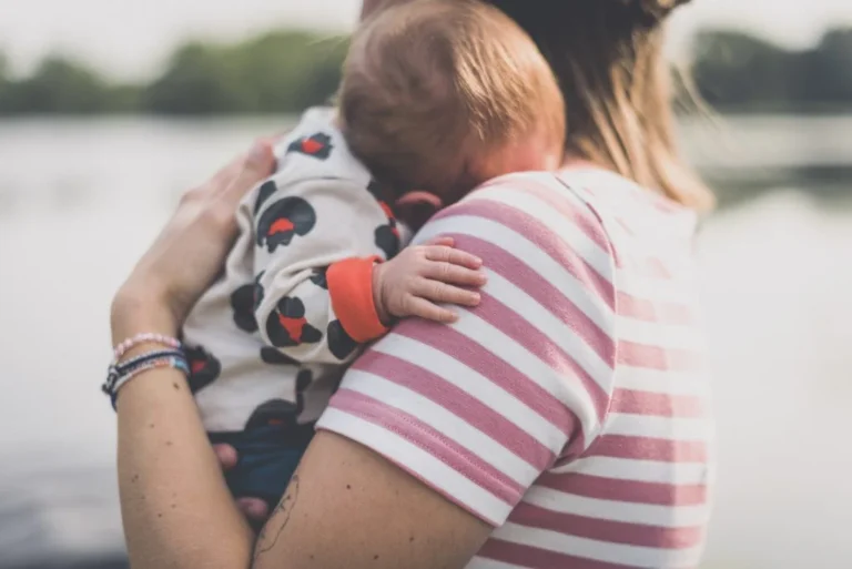 Newbornshoot met een huilbaby – Tineke, Michaël & Flo