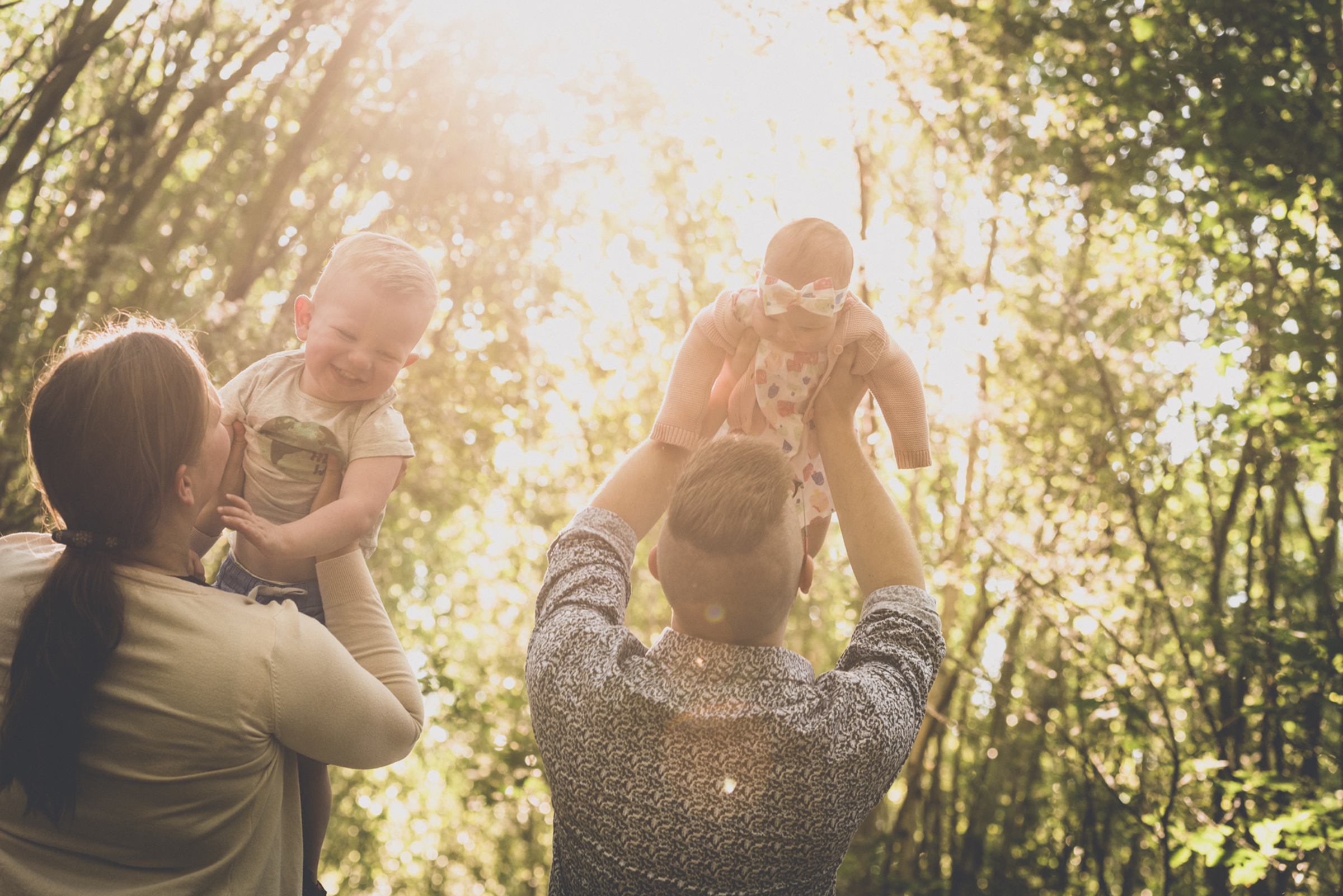 Jong gezin op een spontane foto Gentbrugse Meersen