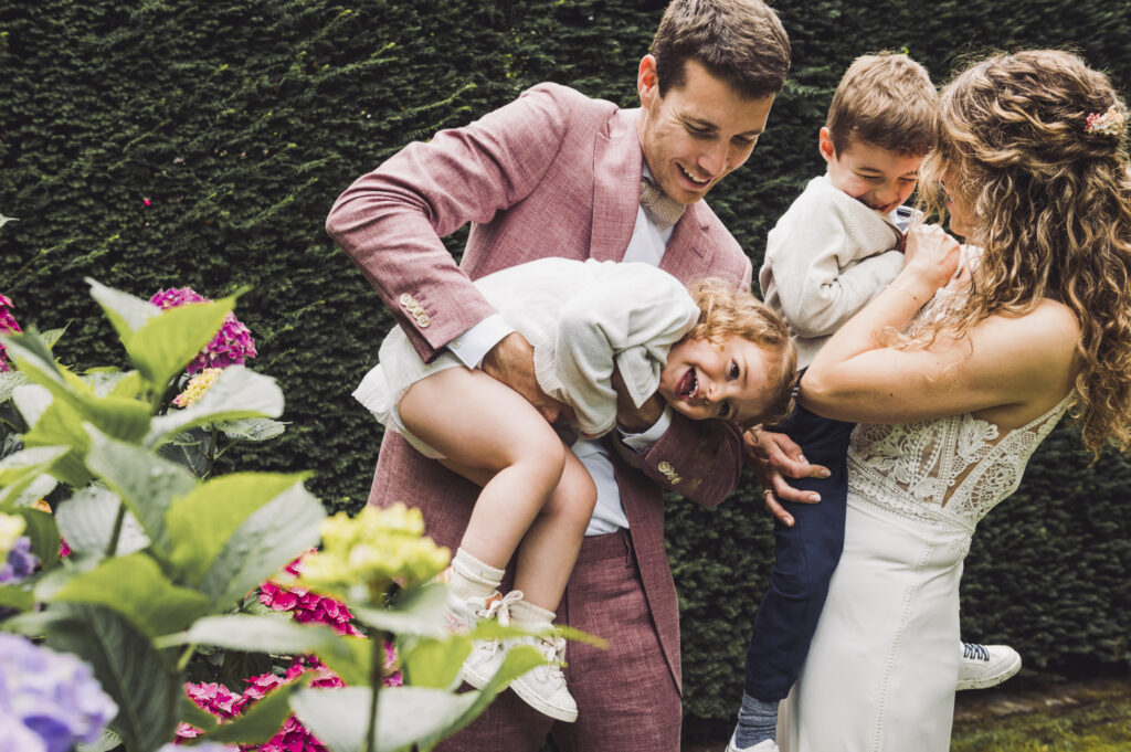 Kinderen op een trouwfeest