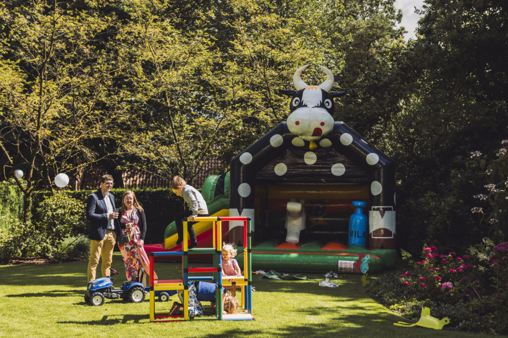 sfeerbeeld kinderen op trouwfeest middag