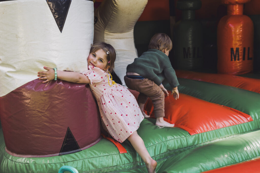 Kinderen op een trouwfeest