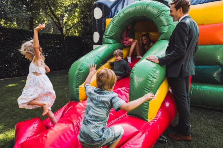 Trouwfeest met kinderen in de tuin, Waasmunster