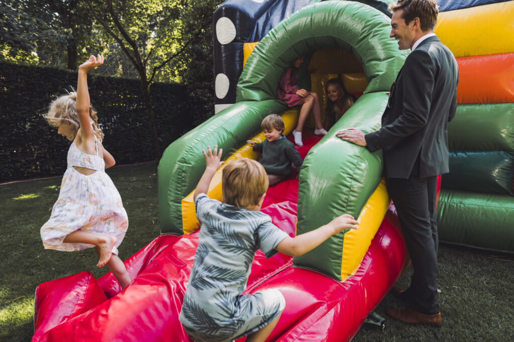 Kinderen op een trouwfeest