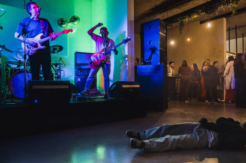 Een band die optreedt op een trouwfeest met een kind dat op de grond ligt.
