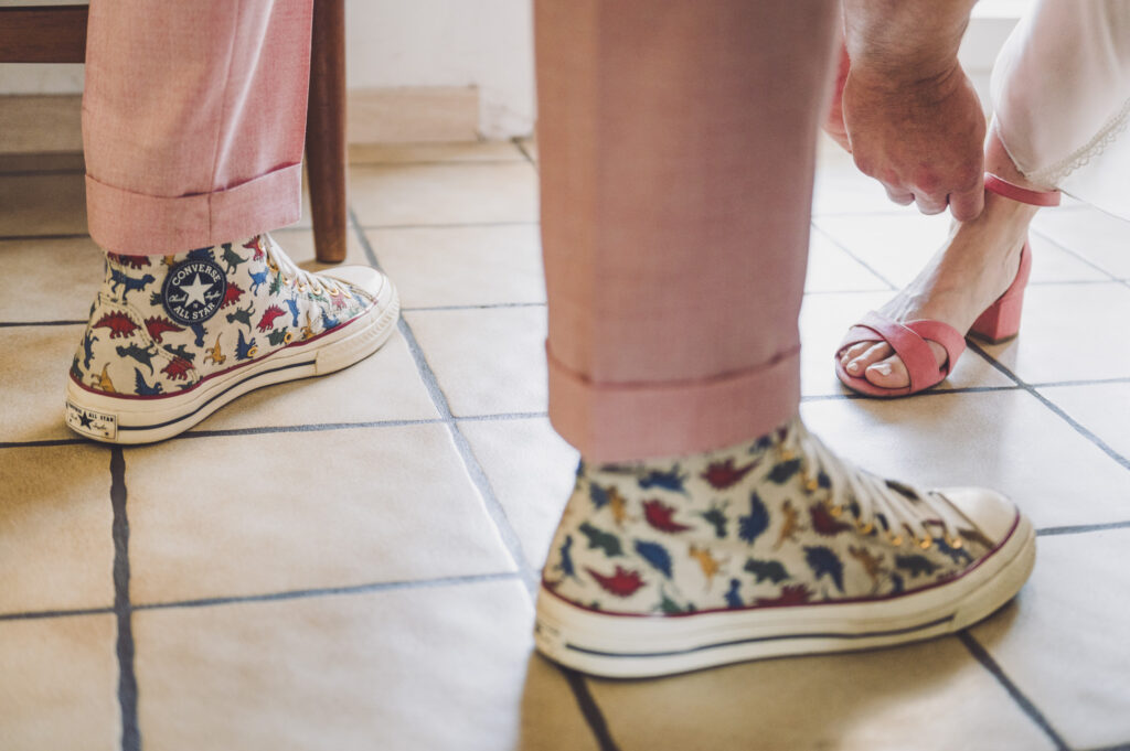 Detail van schoenen met dino's