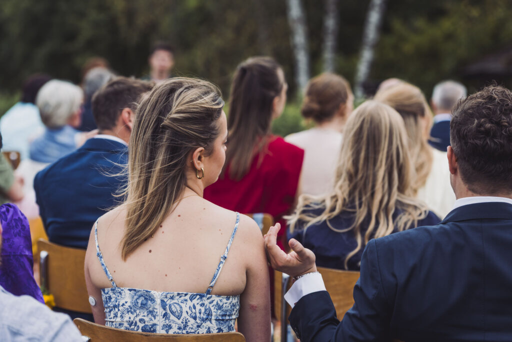 Detail van persoon die zijn lief licht aanraakt. Fotografie in Hamme.