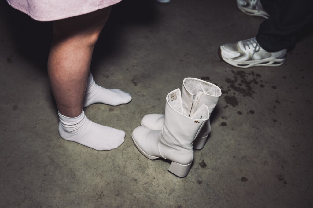 De schoenen gaan uit op de dansvloer.