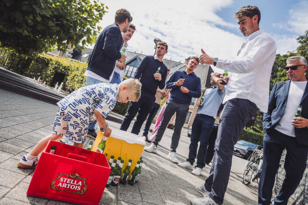 Een drankje tussendoor geserveerd door een kind.