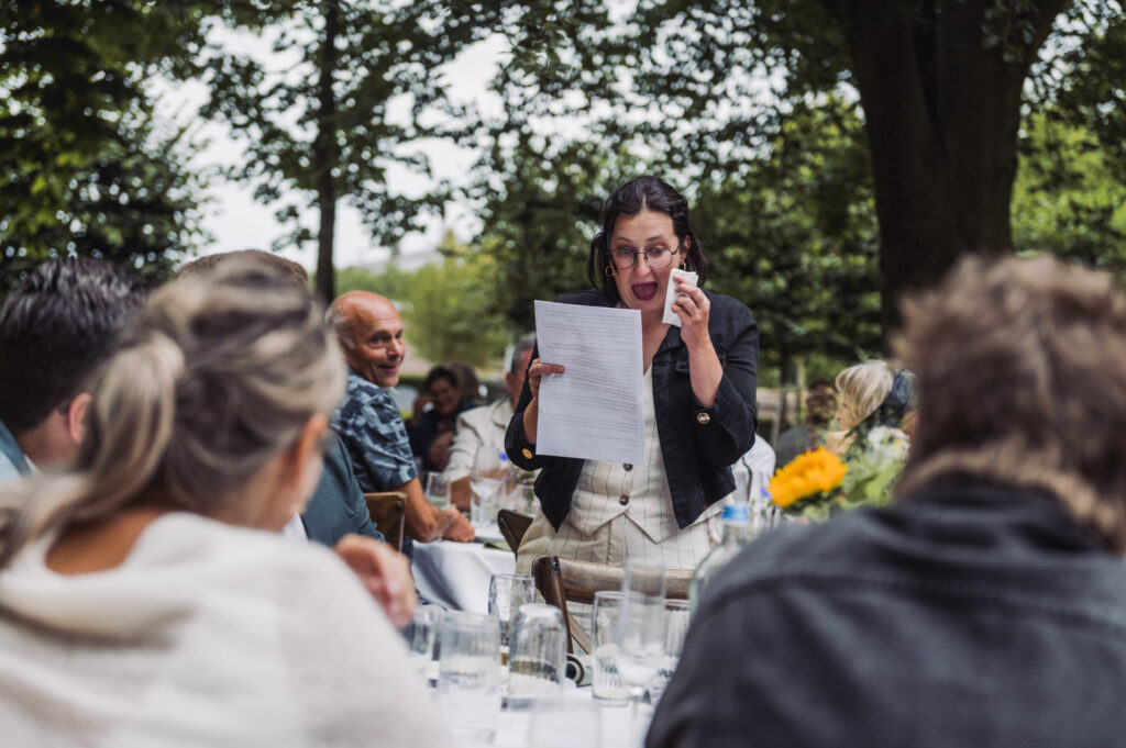 Emotioneel moment tijdens de speech. Huwelijksfotografie in Zele.