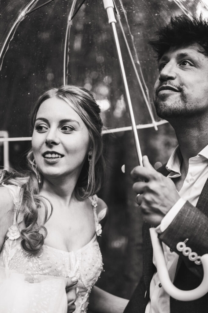Koppelshoot trouwfotografie zwartwit romantisch