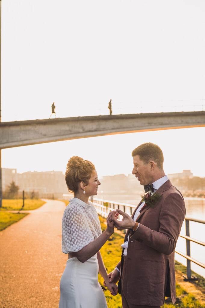 Koppelshoot tijdens Golden hour op huwelijk