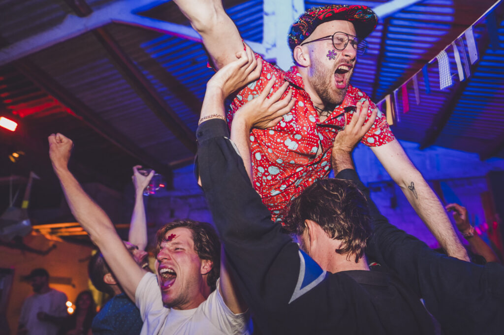 Crowdsurfen op huwelijk
