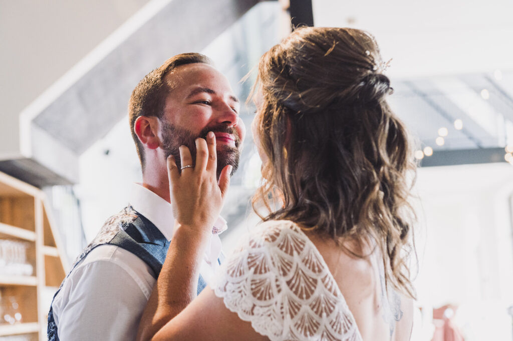 Schattig koppel huwelijksfotograaf