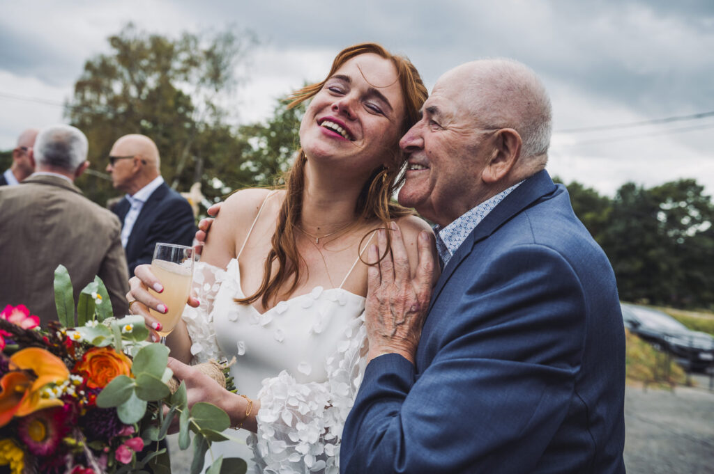 Schattig beeld grootouder bruid trouwfotograaf Hamme