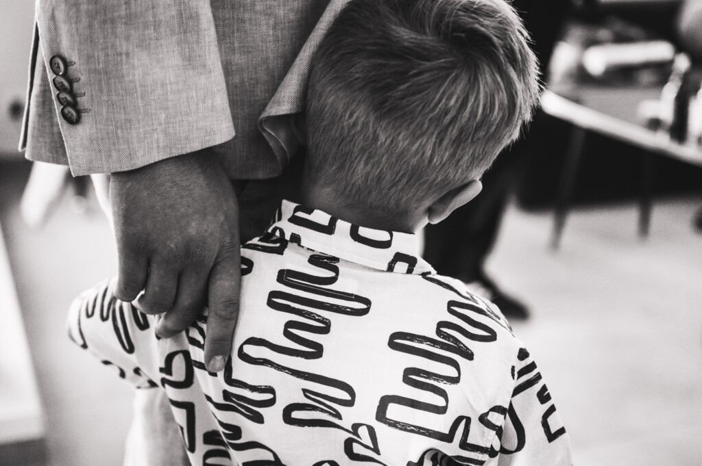Schattig beeld kind met vader detail huwelijksreportage