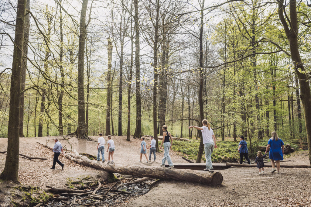 Familiefoto's in een bos
