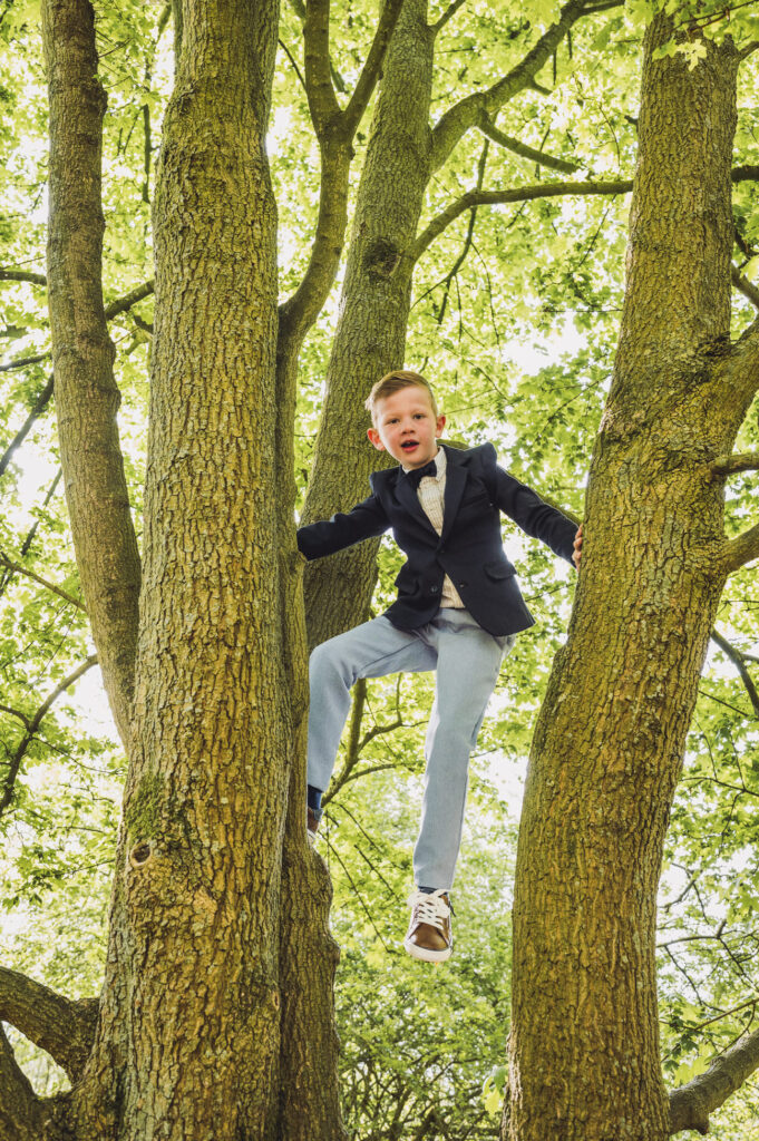 Communie en lentefeest fotografie ongedwongen spontaan in het bos