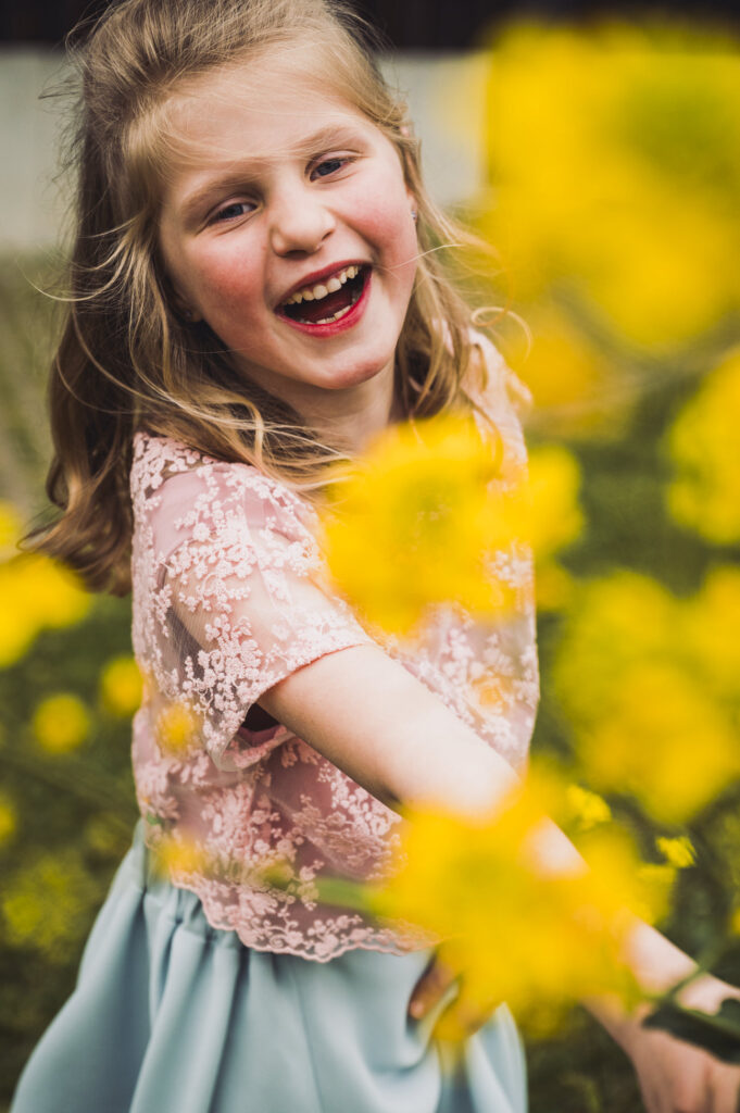 Communie en lentefeest fotografie spelend kind met ADHD