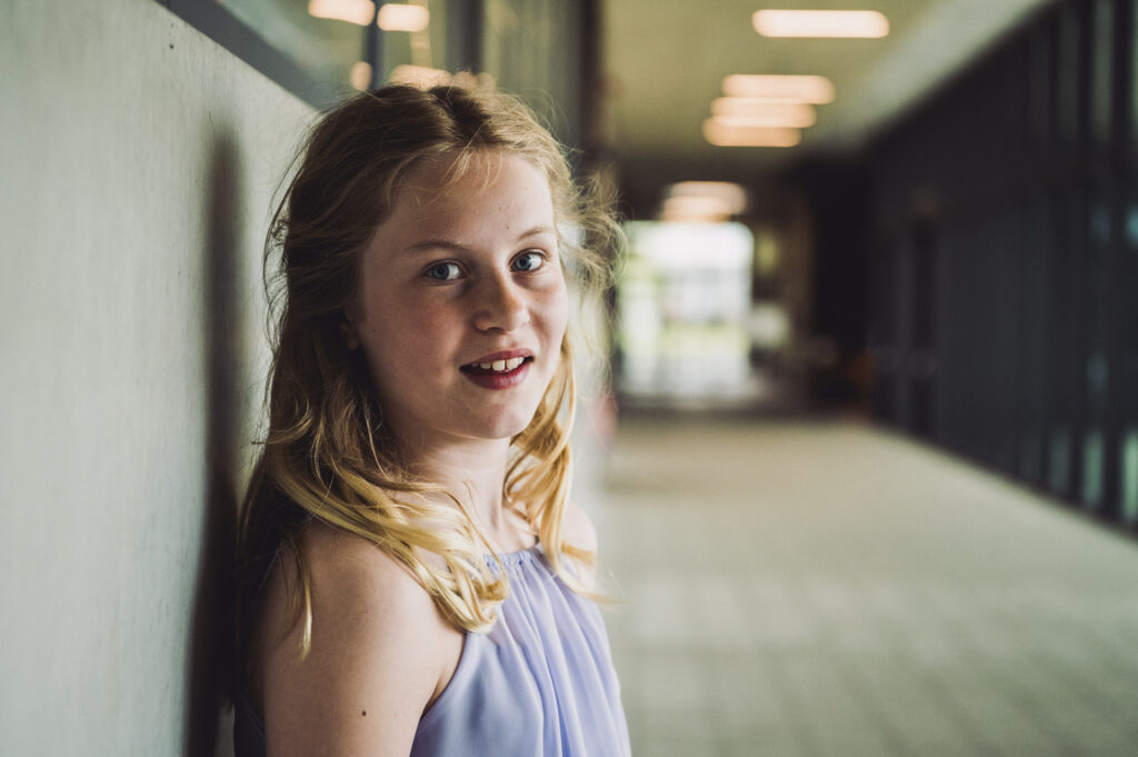 Communie en lentefeest fotografie stoer verlegen meisje