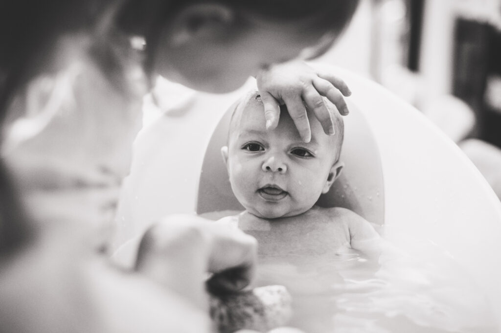 Baby in bad eerste momenten fotoshoot Oost-Vlaanderen