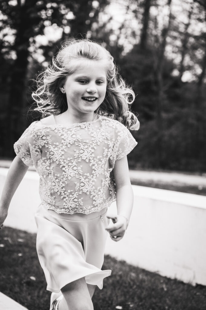 Communie en lentefeest fotografie ADHD meisje zwartwit tijdloos Waasmunster