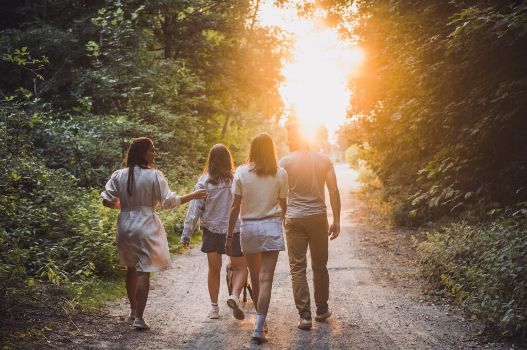 Fotoshoot bij zonsondergang van gezin met tieners
