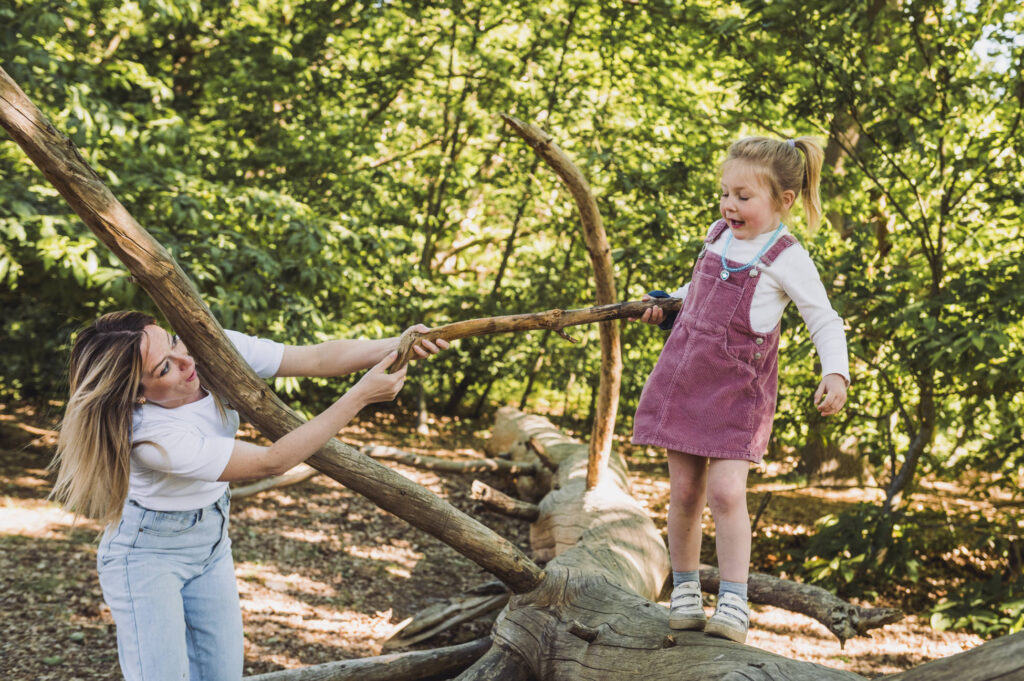 Grappige foto tijdens het spelen in het bos Waasmunster