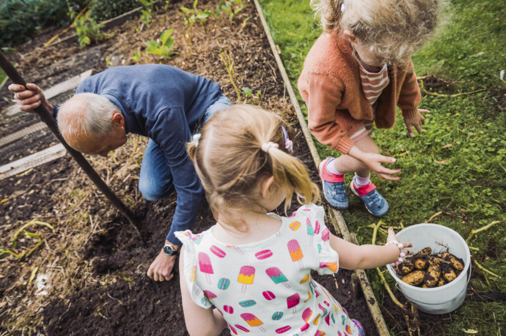 Samen in de tuin werken documentaire fotografie