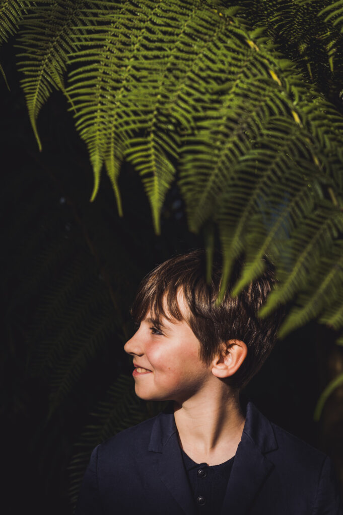 Communie en lentefeest fotografie portret tussen de planten