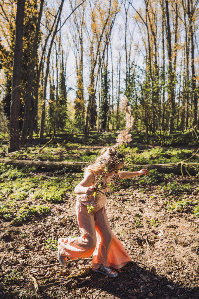 Communie en lentefeest fotografie spelen in het bos